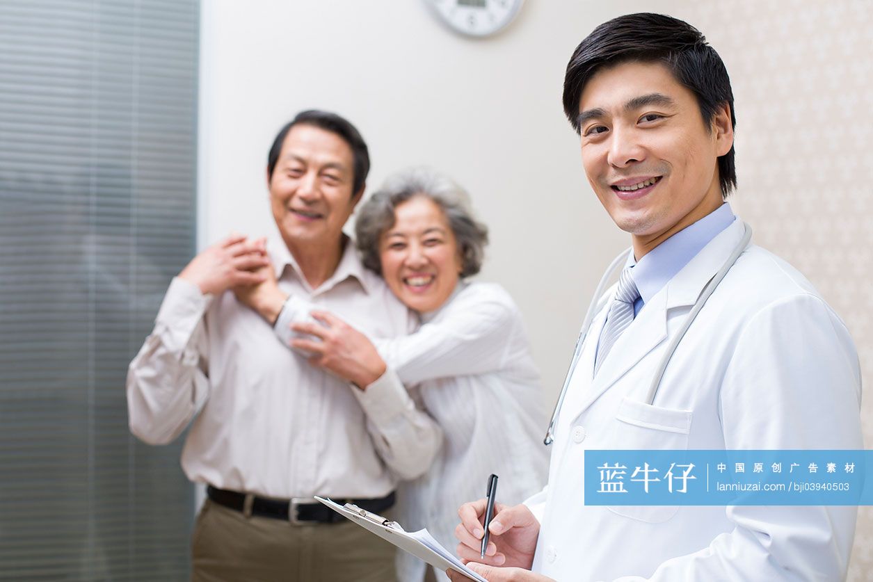 医疗工作者和老年夫妇