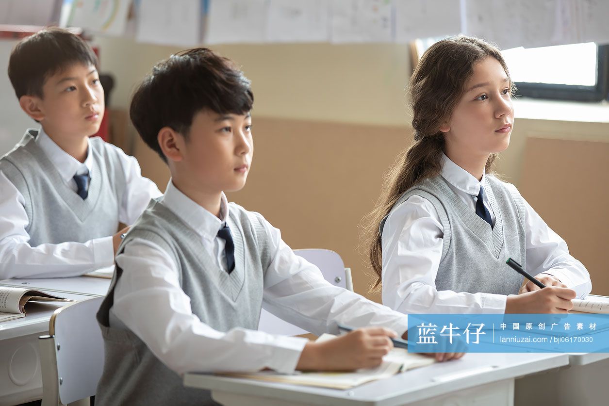 学生在教室学习