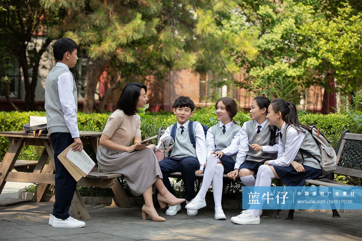 老师和学生在校园里谈话