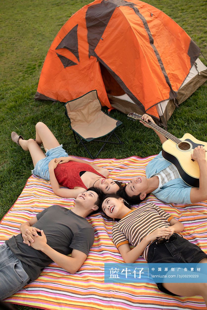 快乐的年轻朋友户外露营