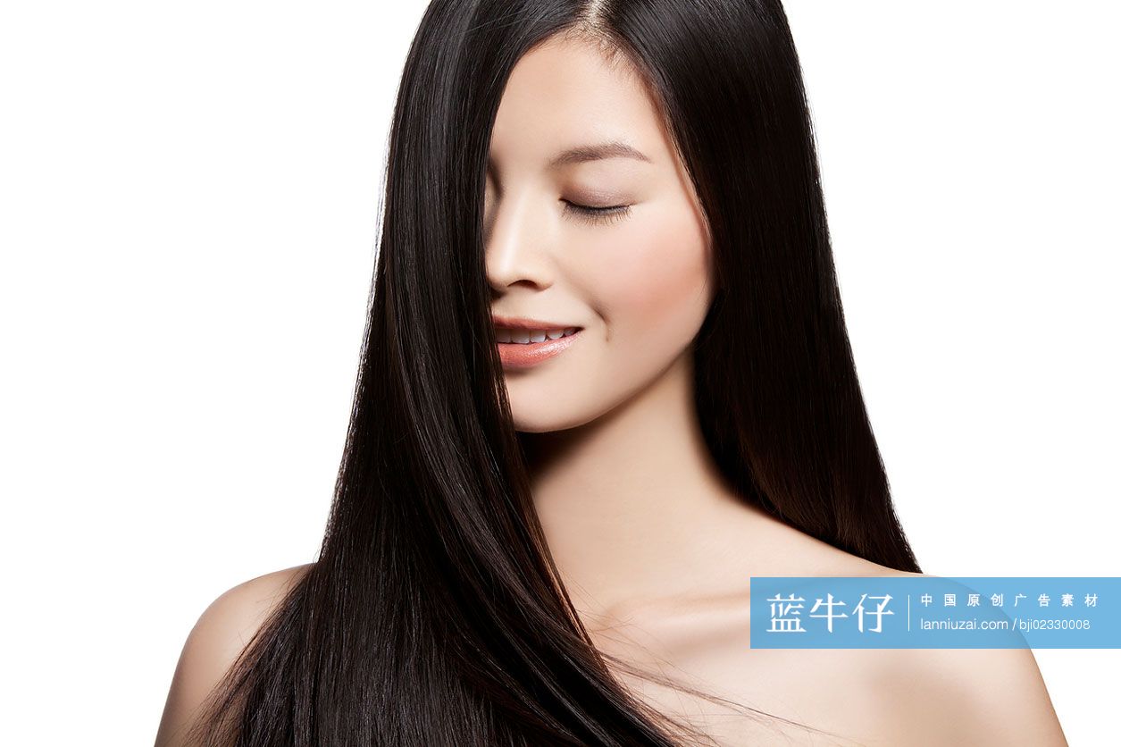 美女展示丝缎般的头发