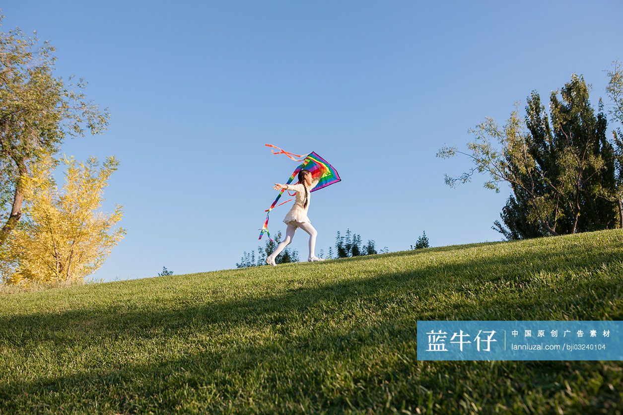 快乐小女孩公园放风筝