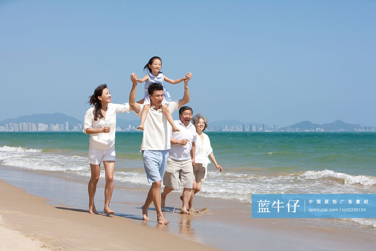 全家人在海滩嬉戏