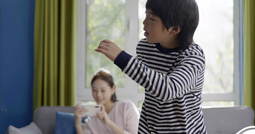 妈妈拍摄她的孩子们跳舞