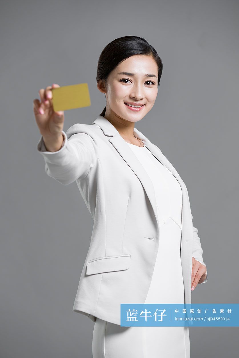快乐的商务女士拿着银行卡