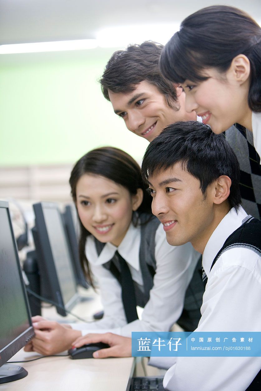 用电脑的学生们