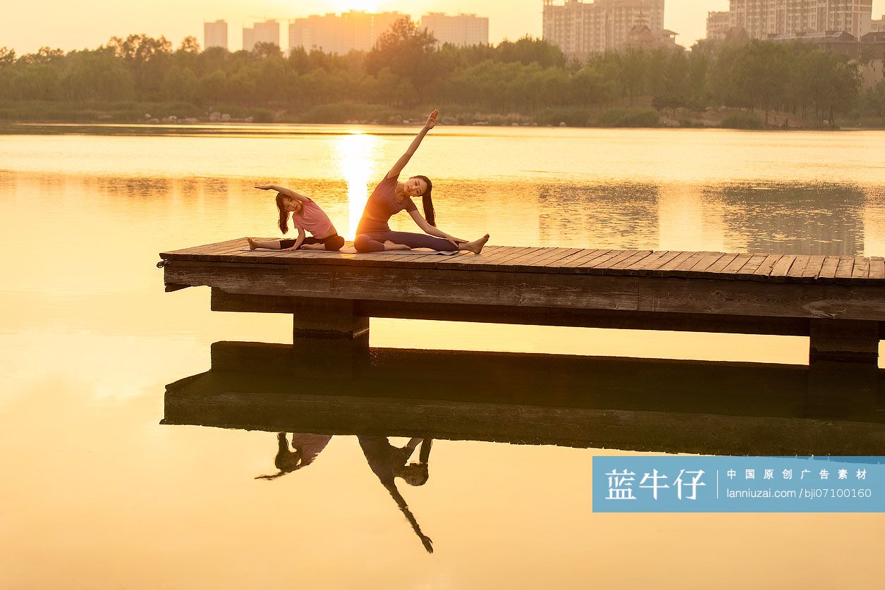 妈妈和女儿做瑜伽