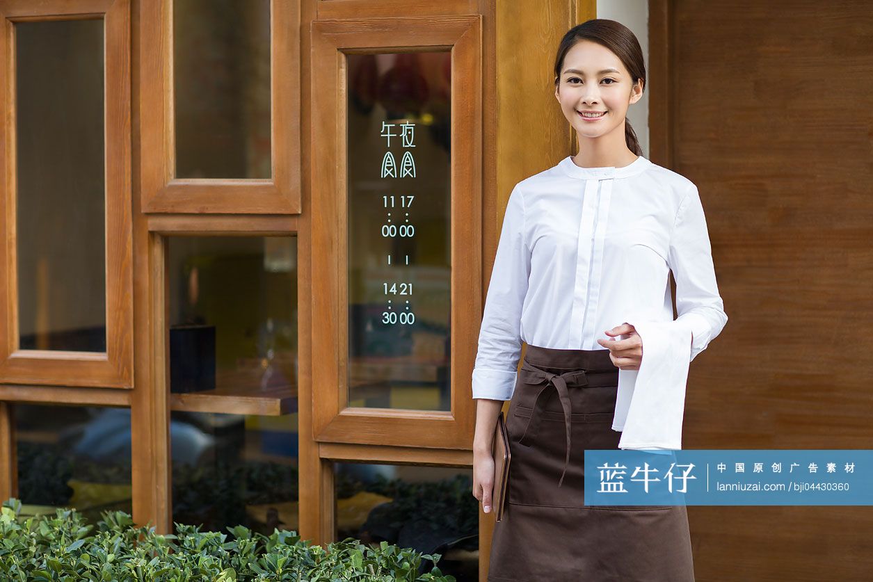 餐厅服务员站在店门口
