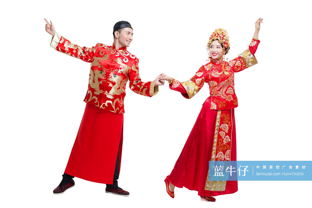穿中式古装结婚礼服的新娘和新郎跳舞