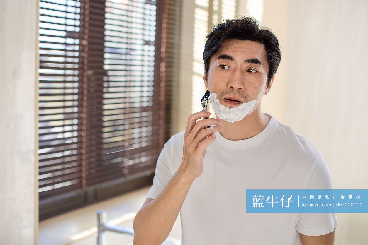 男士在家刮胡子