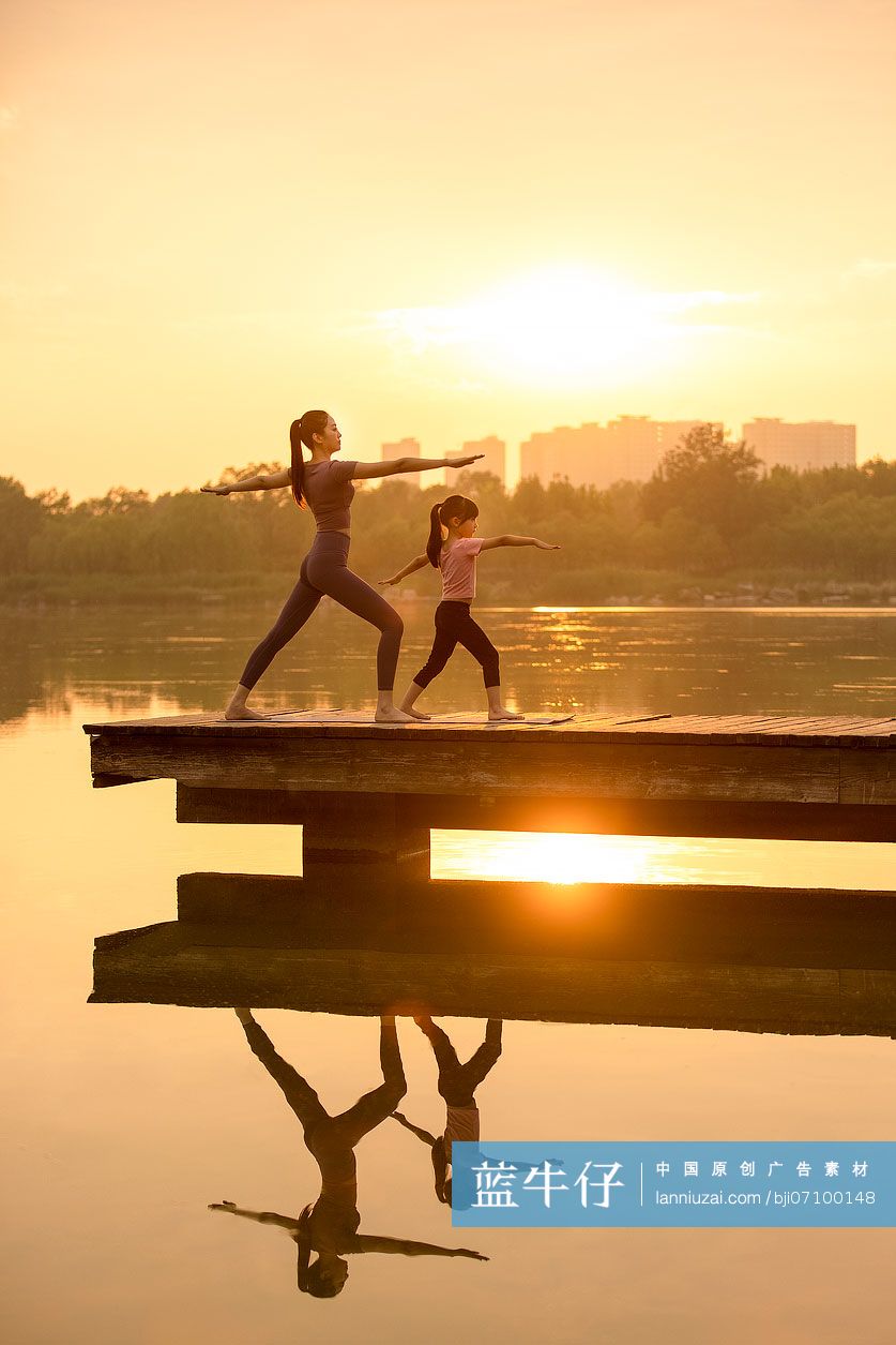 妈妈和女儿做瑜伽