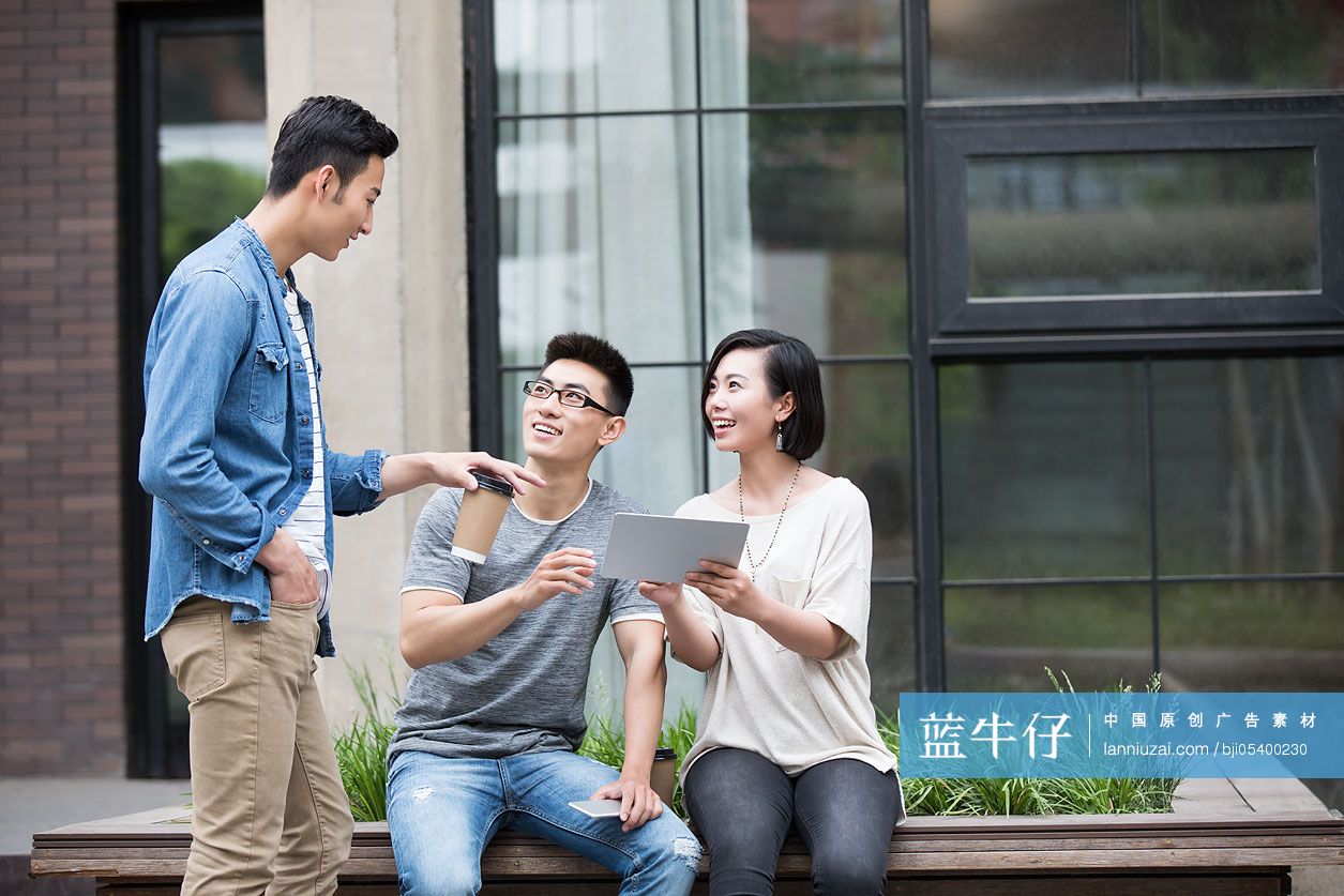 自信的设计师团队在户外讨论