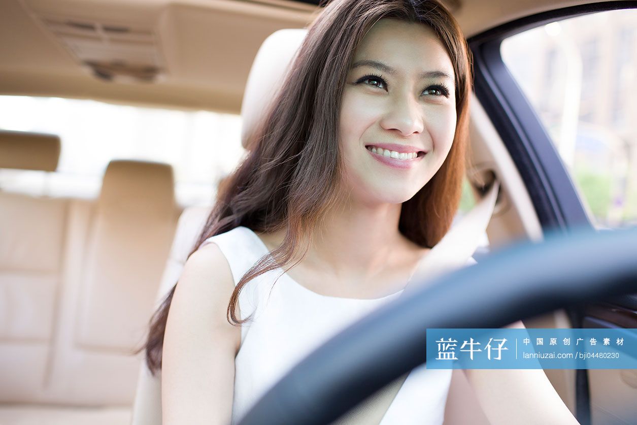 年轻女子驾车
