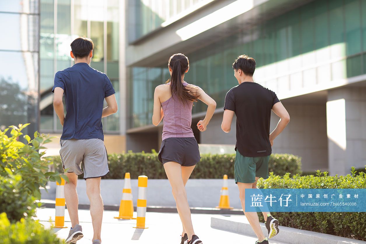 年轻人户外跑步