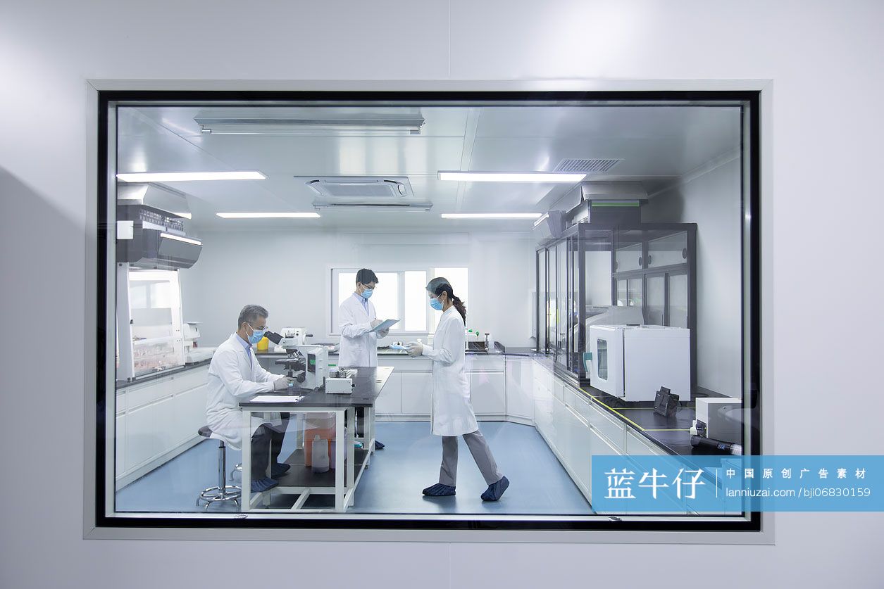 医学研究员在实验室工作