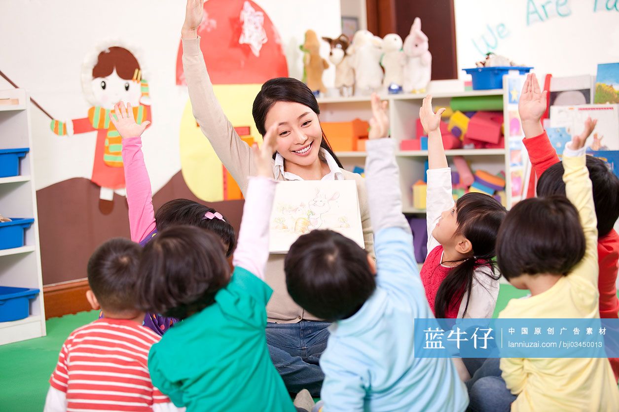 小朋友举手回答幼儿园老师问题