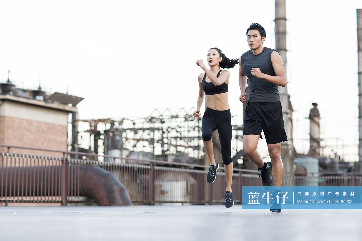 年轻人户外跑步锻炼