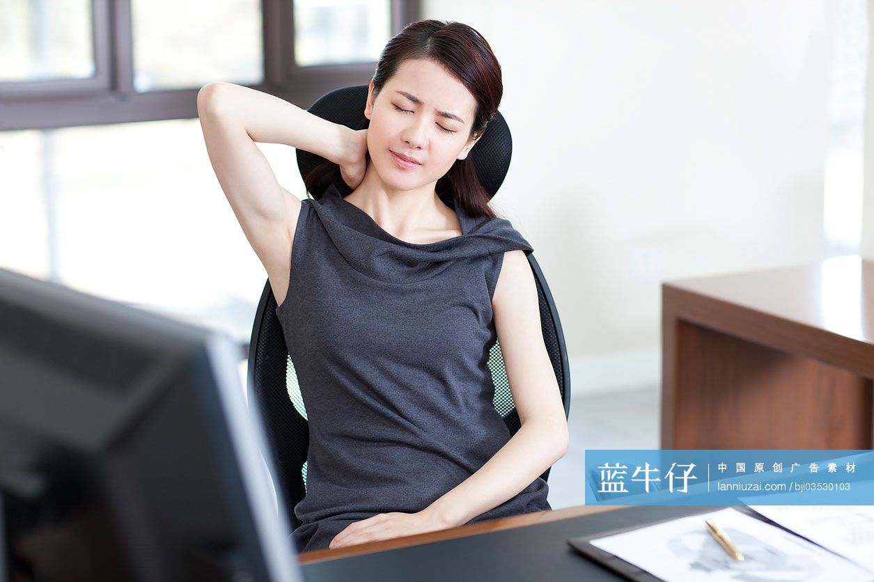 职场女性在办公室按摩颈部