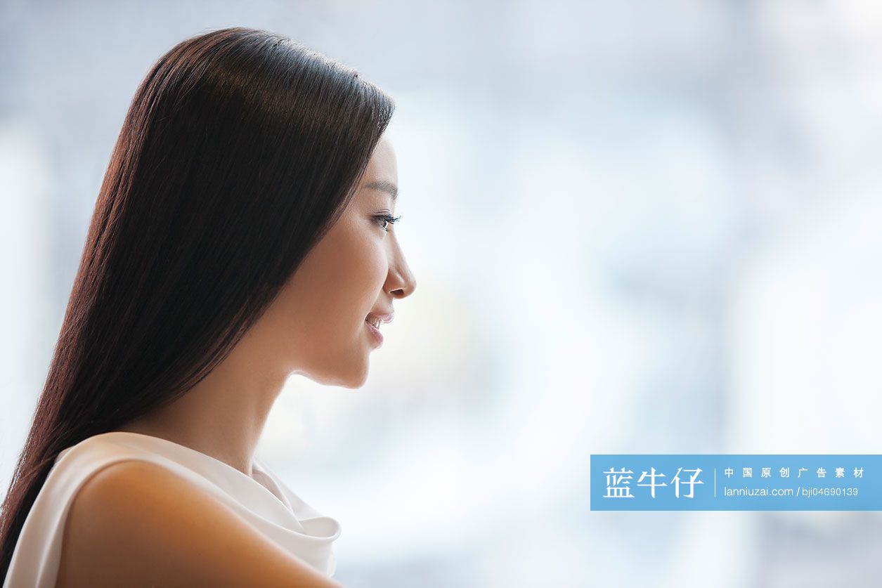 年轻女子侧面照