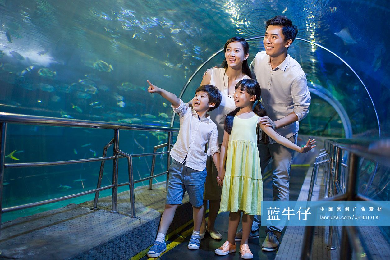 年轻家庭参观海洋馆