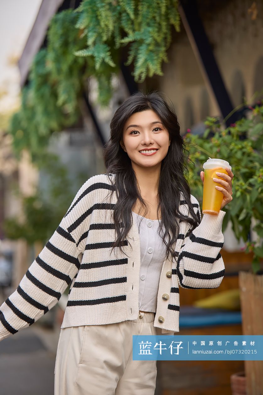 年轻女性喝果茶