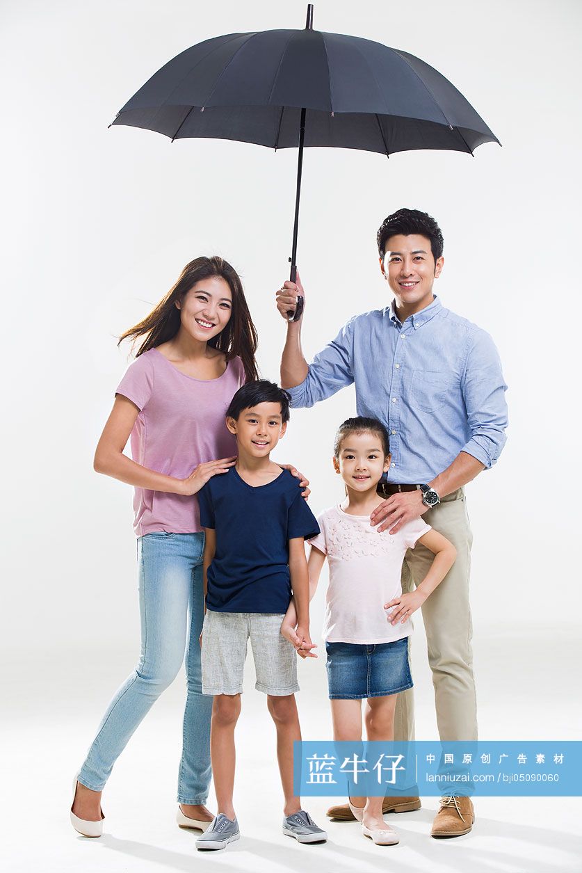 快乐的年轻家庭打着雨伞
