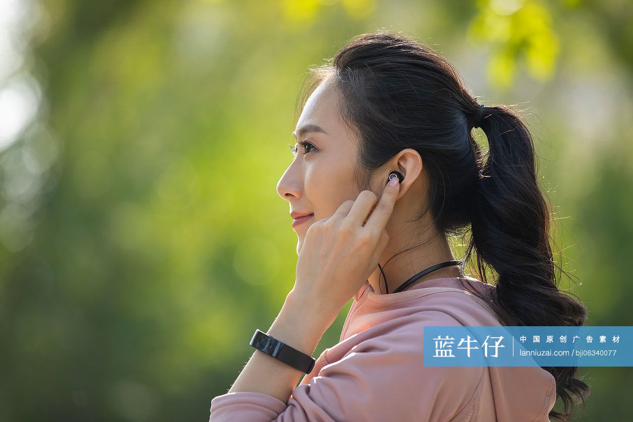 年轻女士戴着耳机听音乐