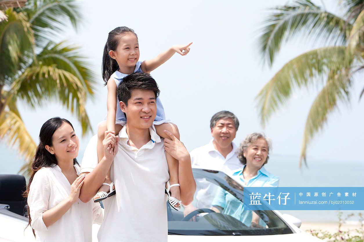 全家人驾敞篷车出游