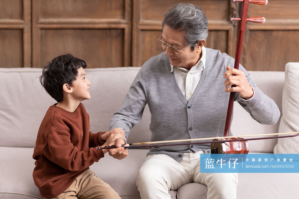 爷爷在家拉二胡