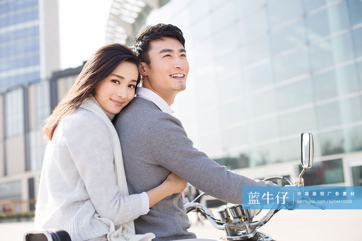 年轻情侣骑摩托车-蓝牛仔影像-中国原创广告影像素材