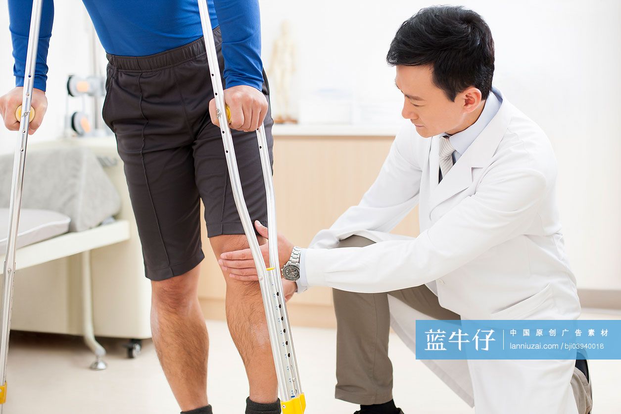医生和拄着双拐的病人