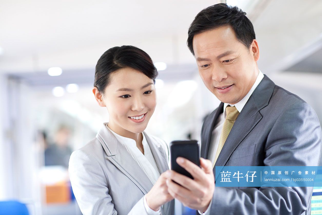 商务人士与智能手机