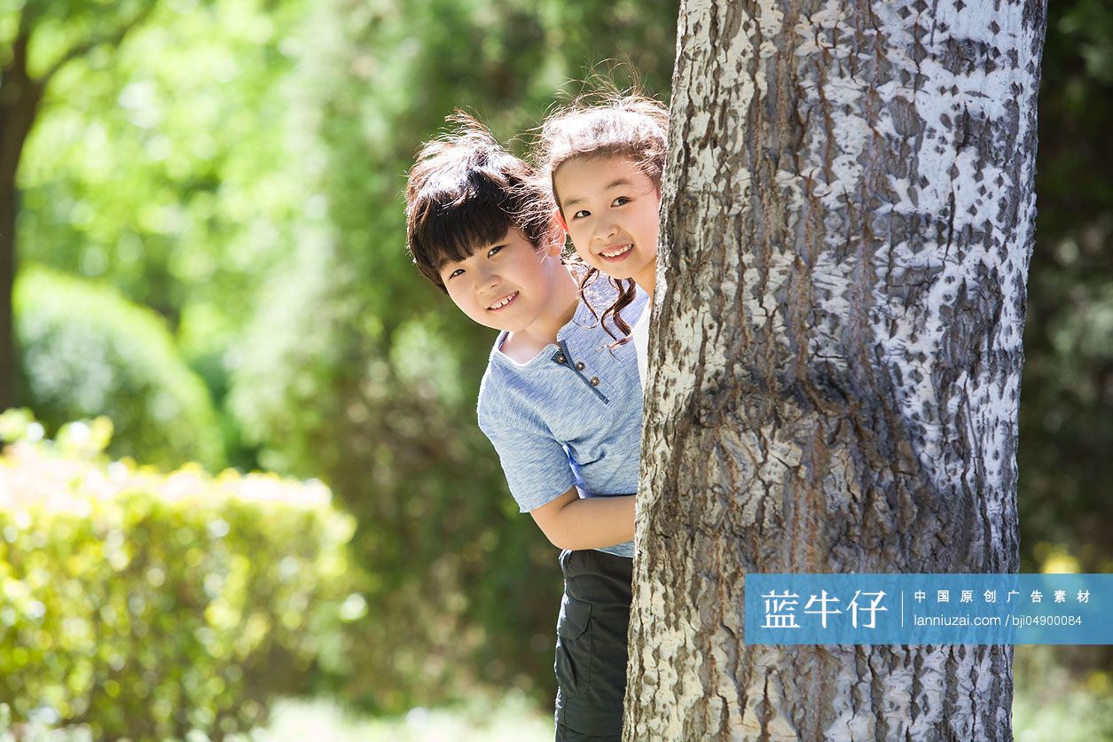 儿童在树林里嬉戏玩耍