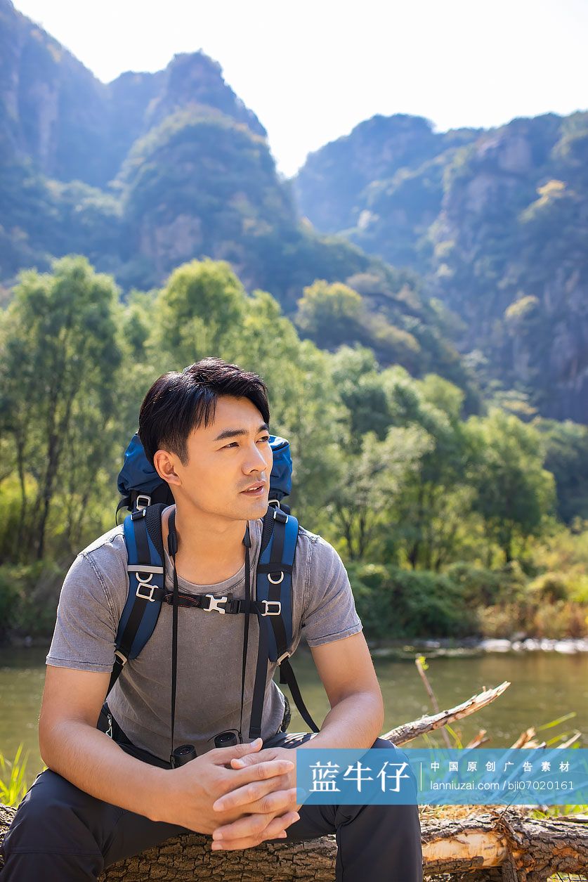 年轻男子户外徒步旅行