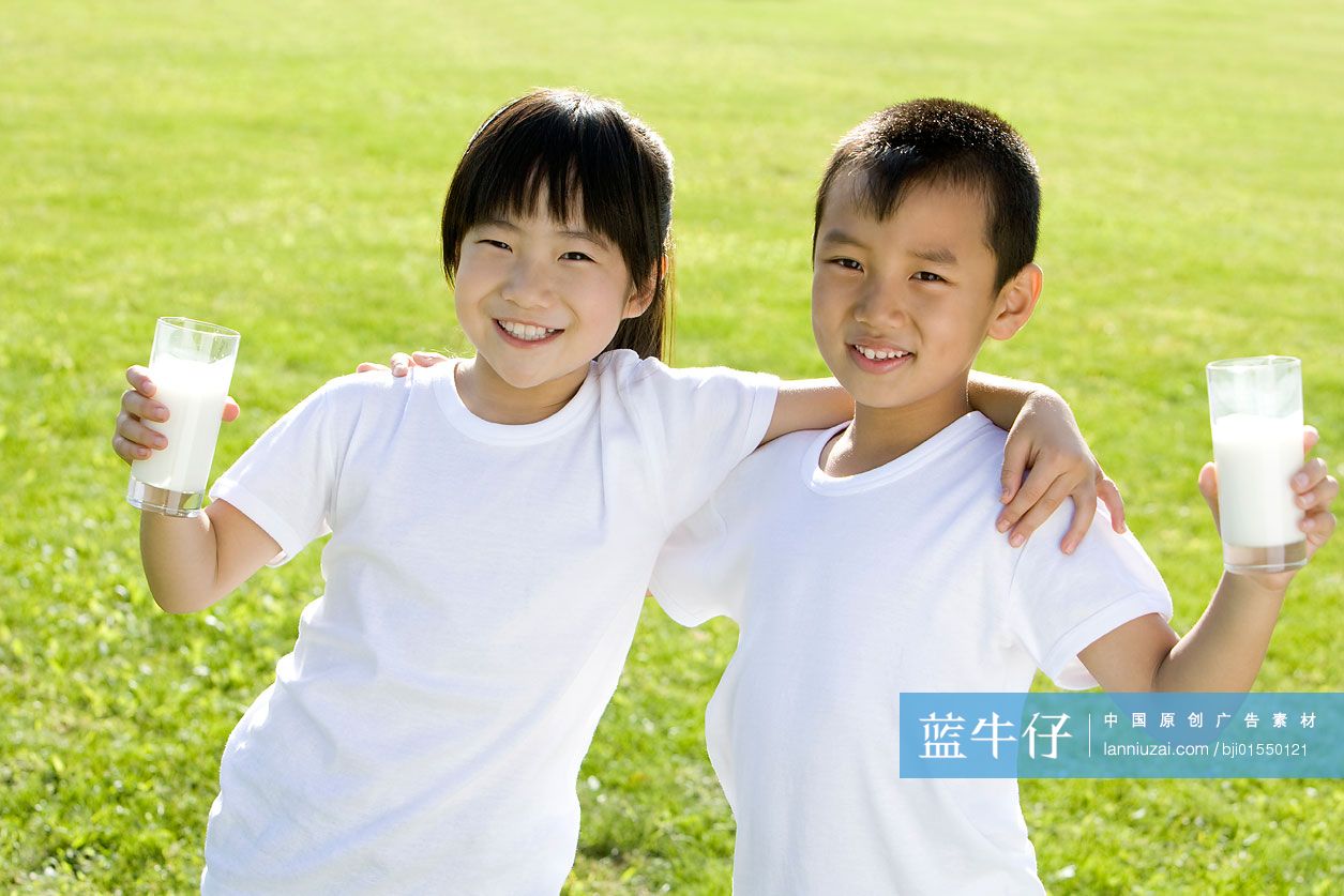 小男孩和小女孩喝牛奶