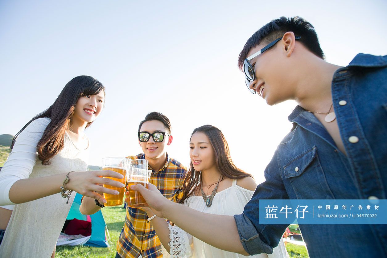 年轻人一起喝啤酒