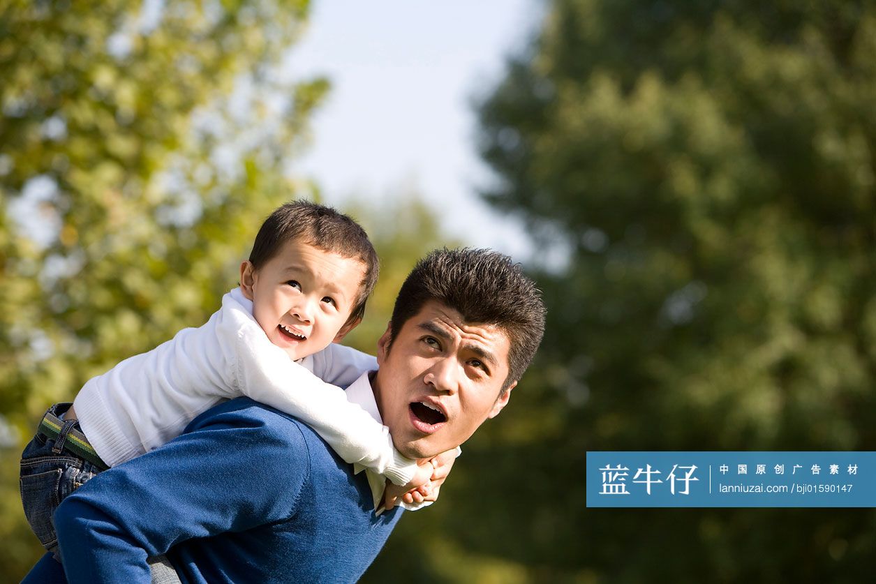 父子俩户外嬉戏
