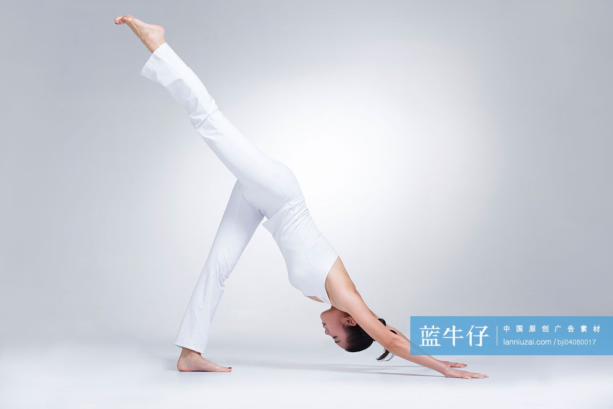 年轻女性练瑜伽