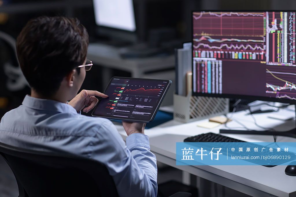 金融分析师在公司加班