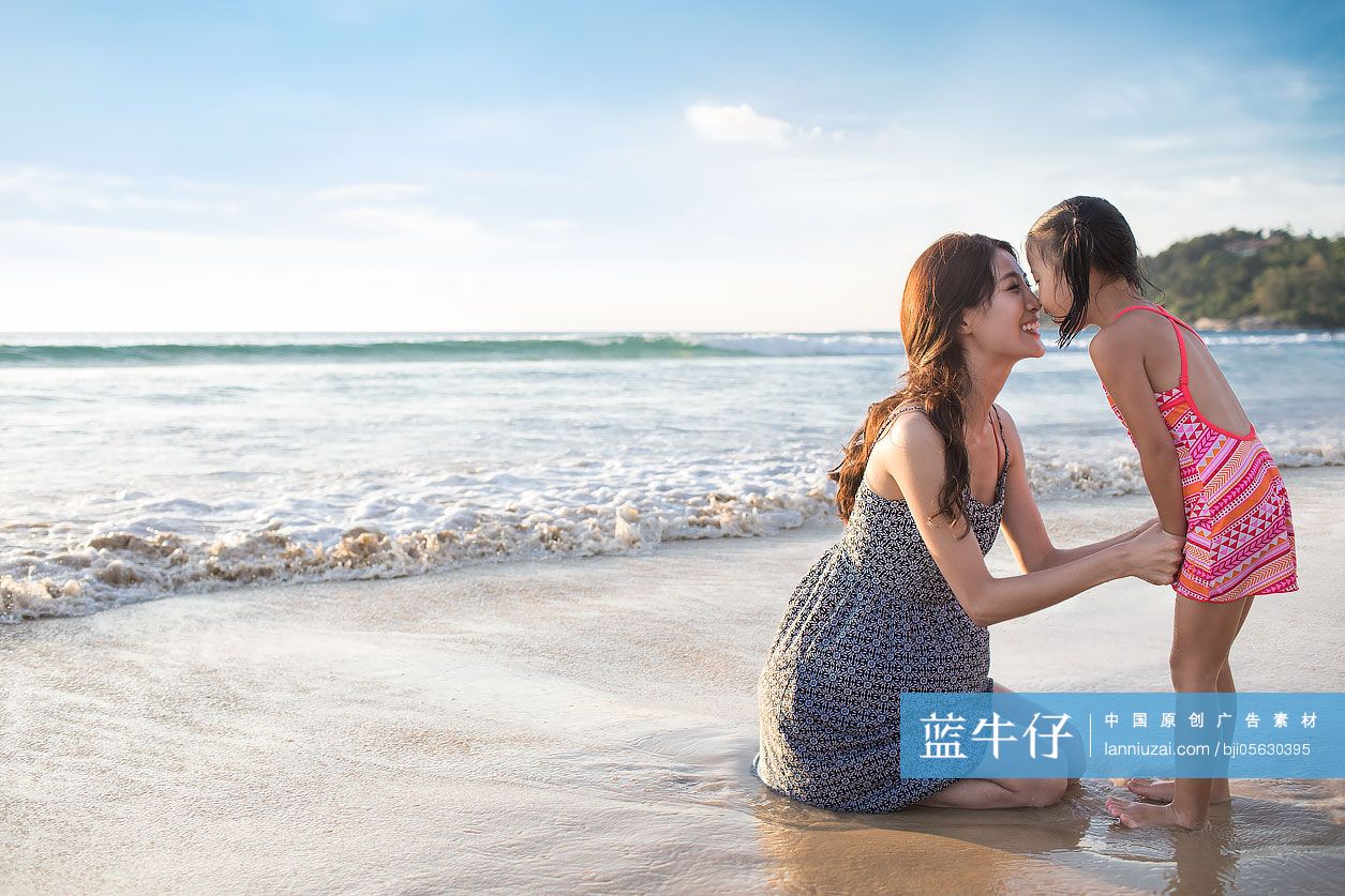 母女在沙滩玩耍