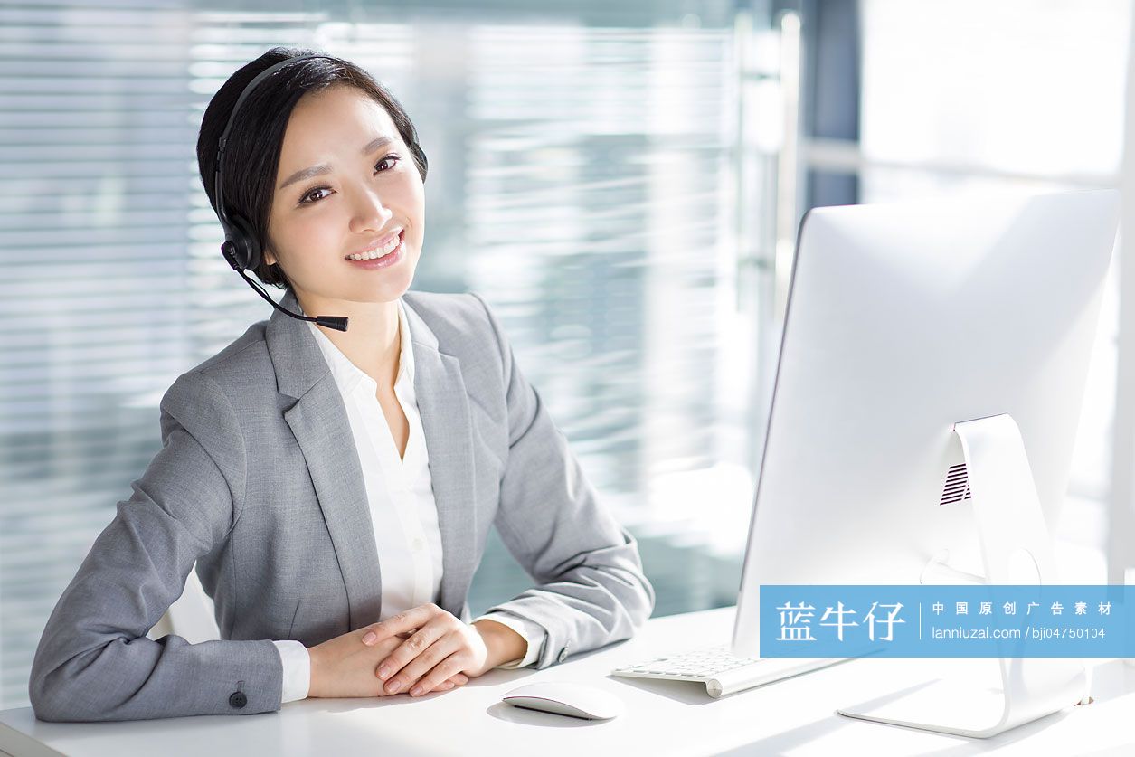 商务女士戴着耳麦工作