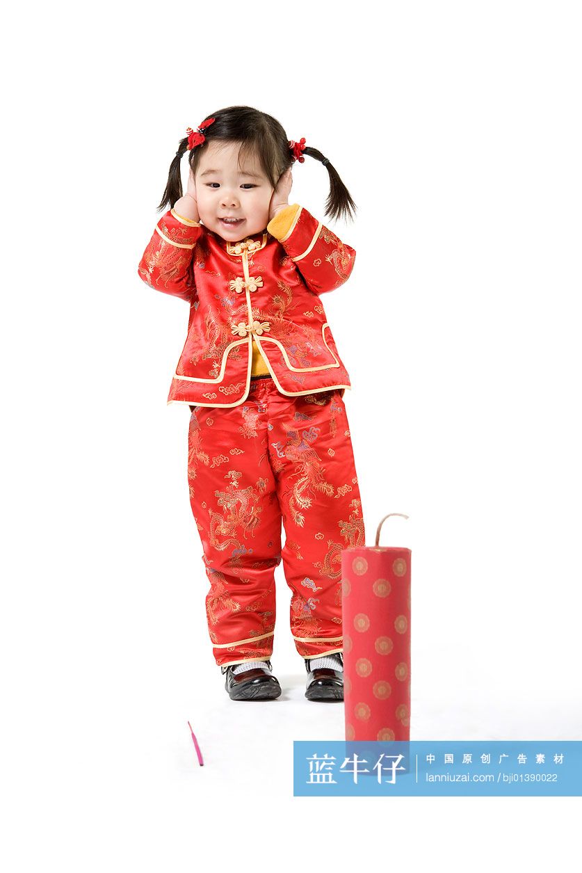 点爆竹的小女孩