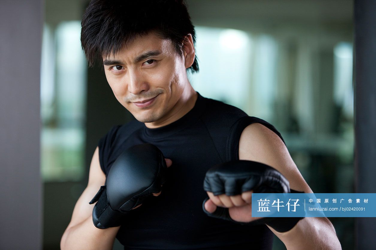 青年男子练习拳击