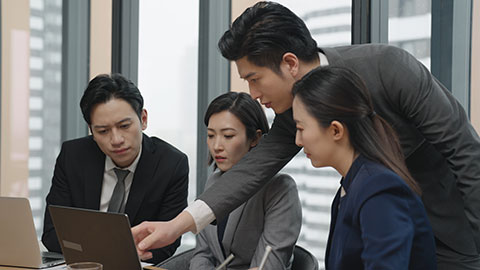 Confident Chinese business people having a meeting,4K