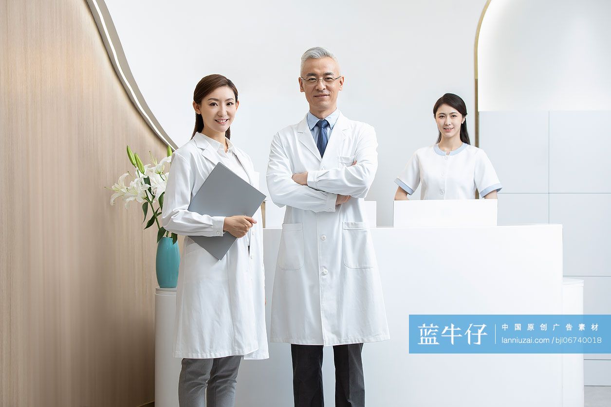 自信的医生和护士