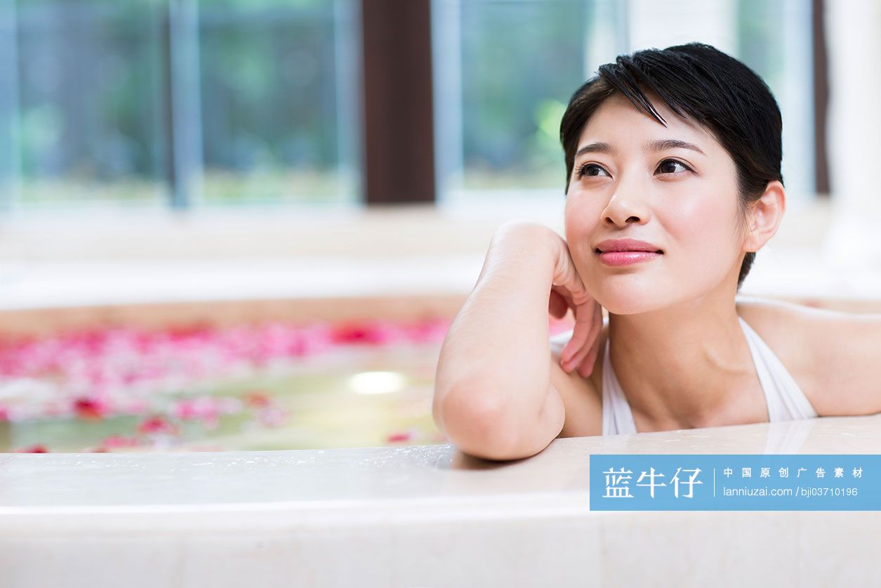 年轻美女泡花瓣浴-蓝牛仔影像-中国原创广告影像素材