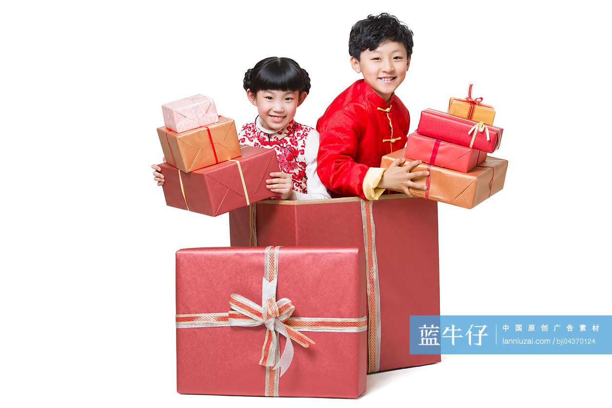 快乐的儿童拿着春节礼物
