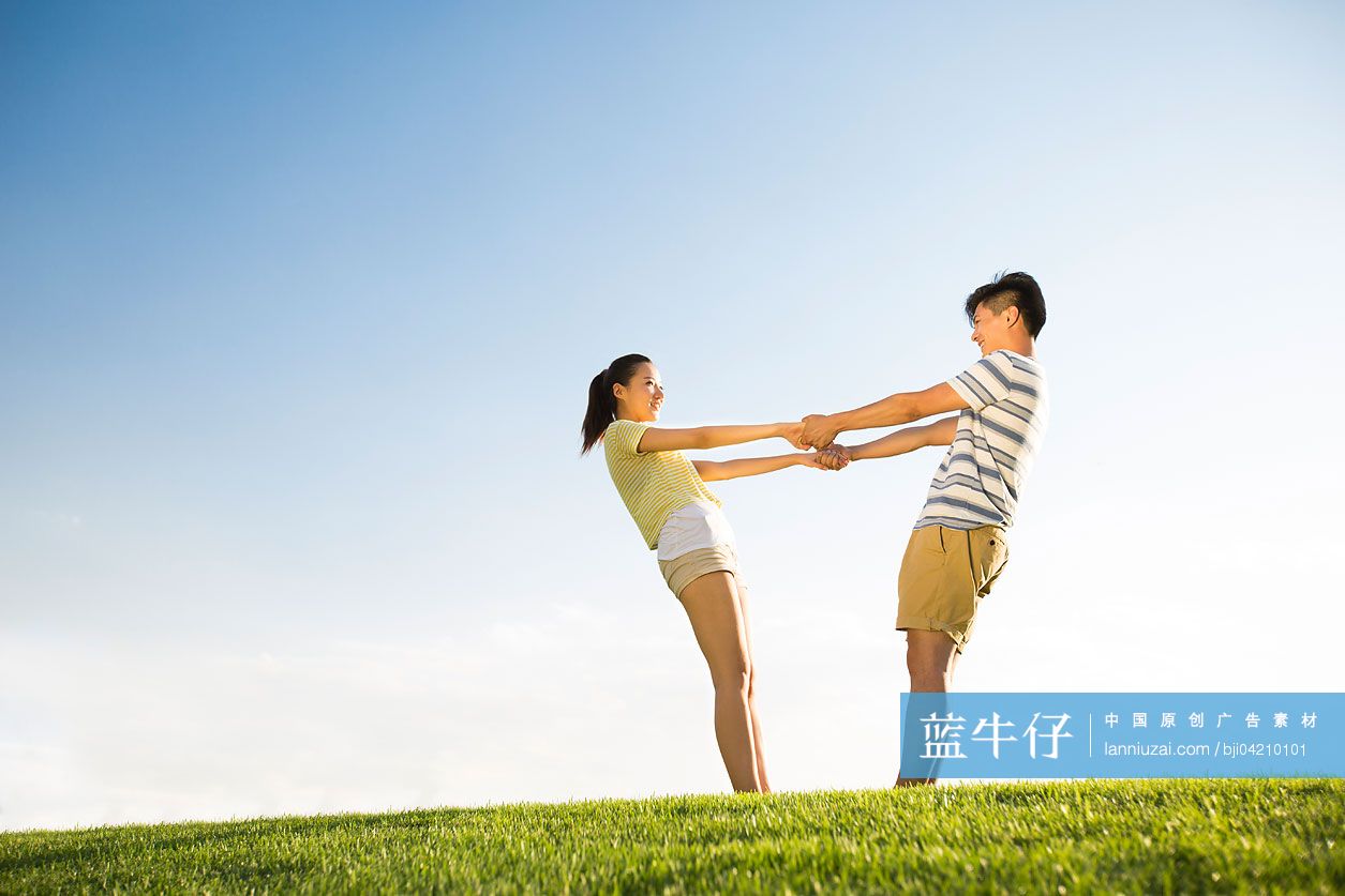 手拉手的年轻男女