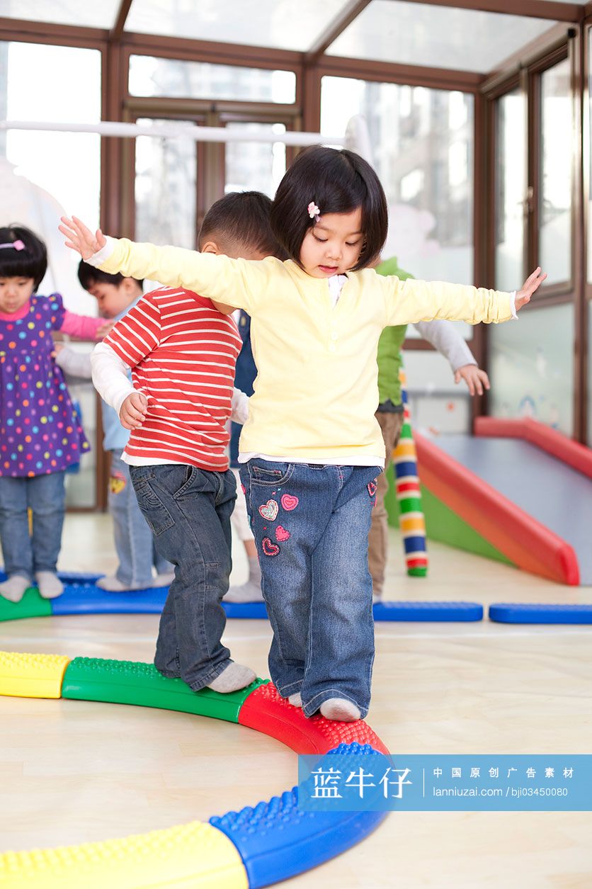 幼儿园小朋友们玩游戏