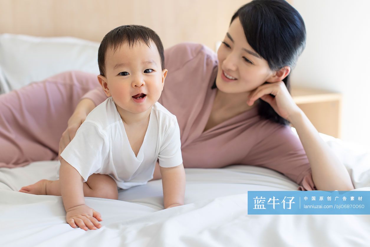年轻妈妈陪宝宝玩耍